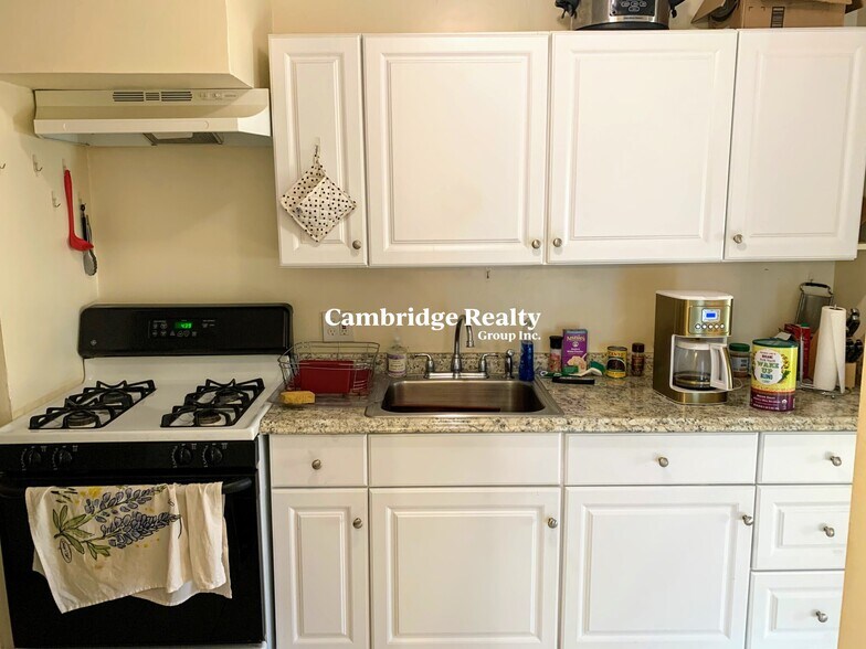 Building Photo - 70 Craigie St