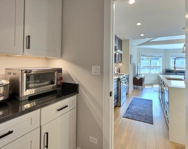 Building Photo - 5245 W Ardmore Ave