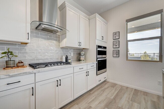 Building Photo - Stunning Fully Furnished 5-Bedroom Home in...