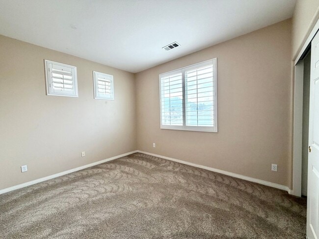 Building Photo - Spacious 5 Bedroom Wolf Creek Home with Balcony, Loft & Secondary Kitchen