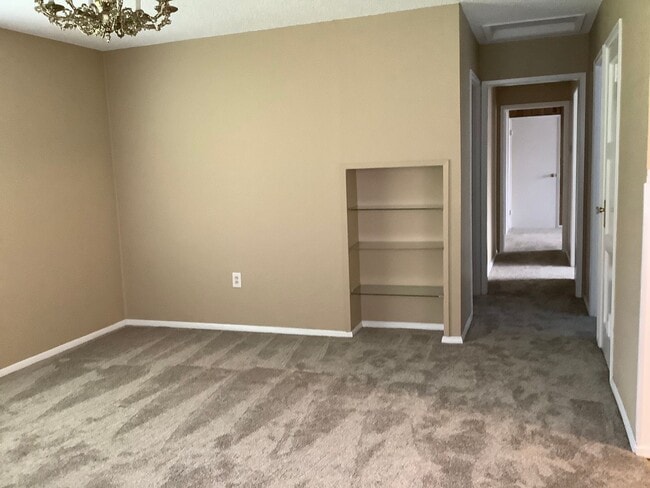 Building Photo - RENOVATED 3 BED 2 BATH 1 STORY RAMBLER - E...