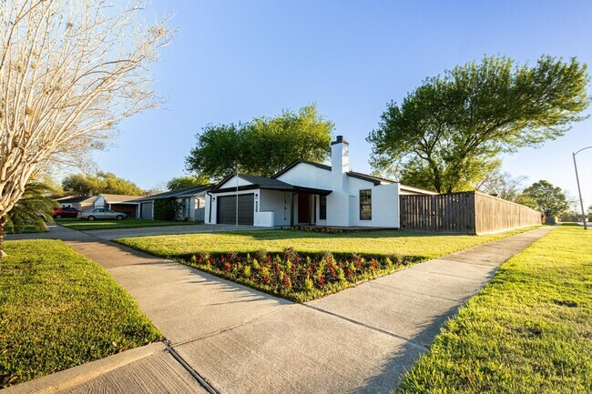 Building Photo - 1102 Ashdale Dr