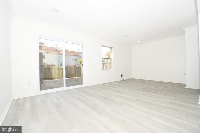 Building Photo - 8635 Union Pl