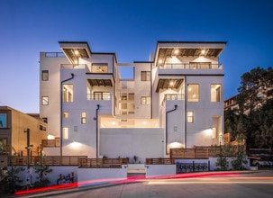 Building Photo - Gorgeous 4 Bed/3 Bath in USD Area with 3 Parking Spaces & *Washer/Dryer in Unit*