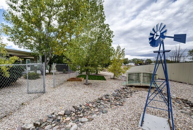 Building Photo - 3 bedroom 2 bathroom ranch style home in C...