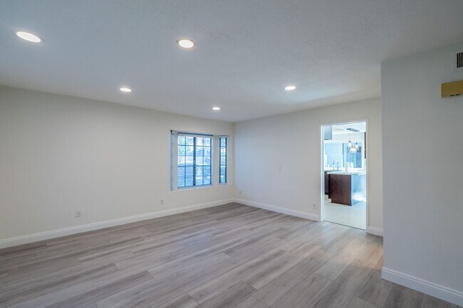 Building Photo - 2600 Huntington Dr
