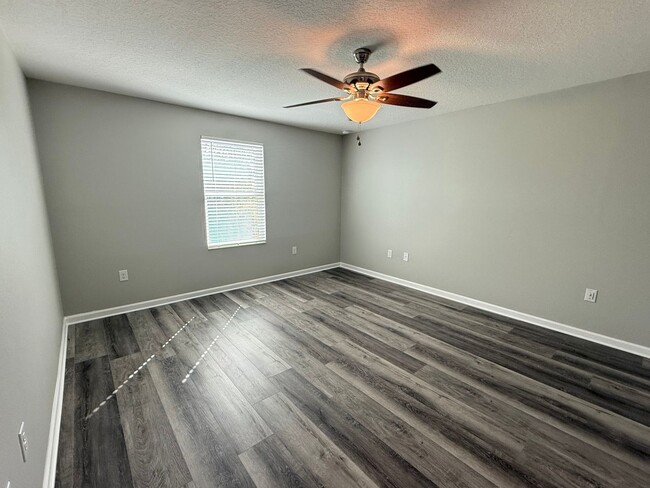 Building Photo - 3/2 Haines City Home with new floors