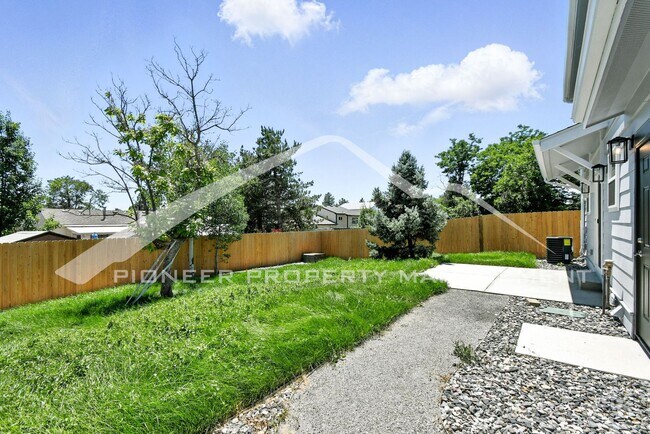 Building Photo - Spacious Home with Washer/Dryer and Centra...