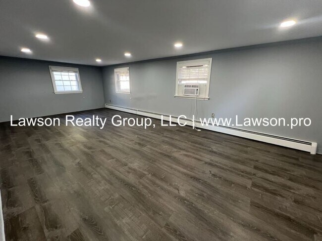 Building Photo - Very Nice & Spacious Home in Hidden Valley Neighborhood - Pet Friendly!