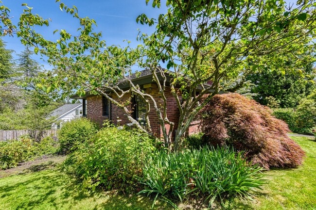 Building Photo - Laurelhurst Home