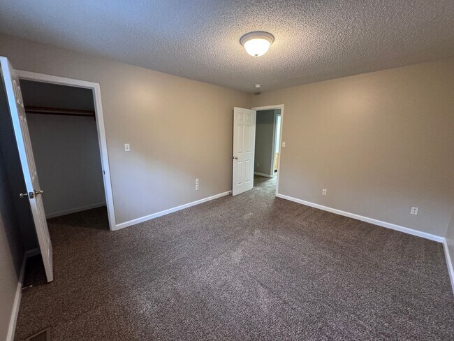 Building Photo - 2 Bed 1.5 Bath Apartment in Benton