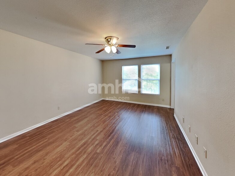 Building Photo - 8465 Wanda Lake Dr