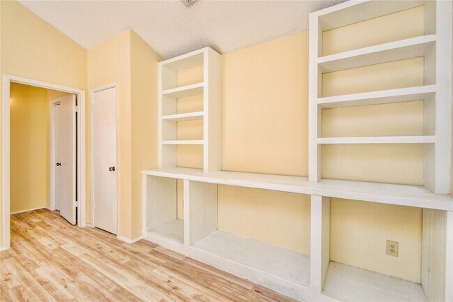 Building Photo - 6103 Ludington Dr
