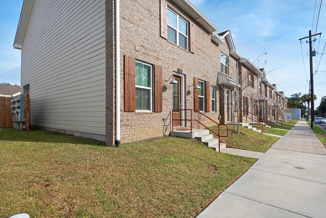 Building Photo - 254 N De Villiers St