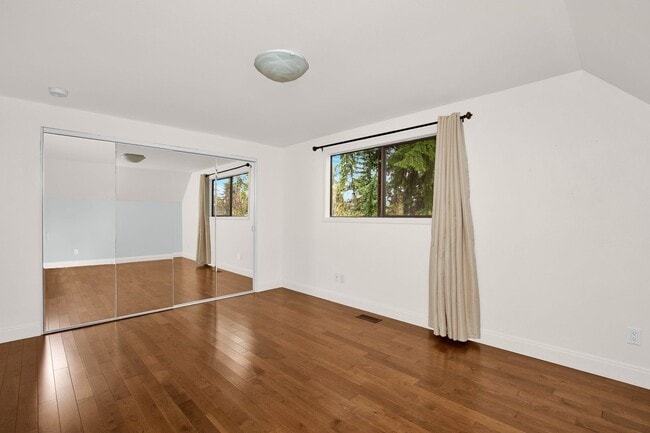 Building Photo - Luxury 3-bedroom Kirkland Bungalow