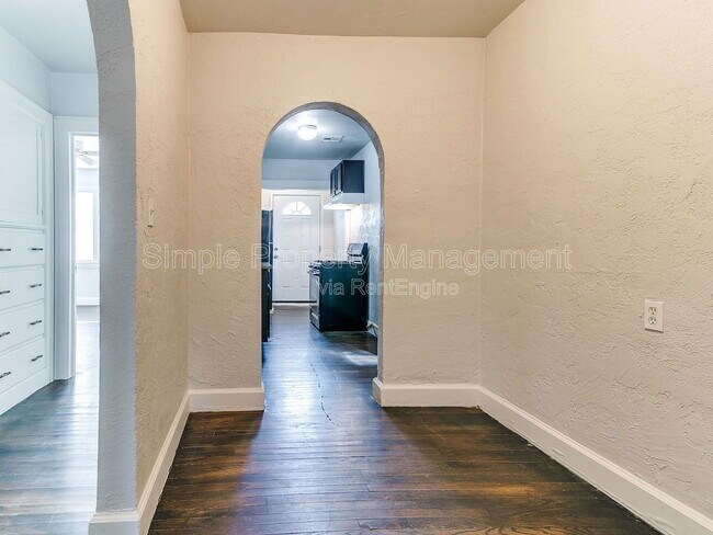 Building Photo - 946 East Dr