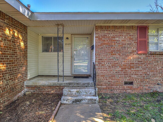 Building Photo - Move in special / First months rent is $800