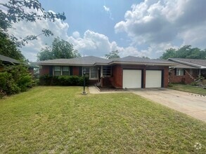 Building Photo - 4 bed 2 bath 2 car, Great Character and st...
