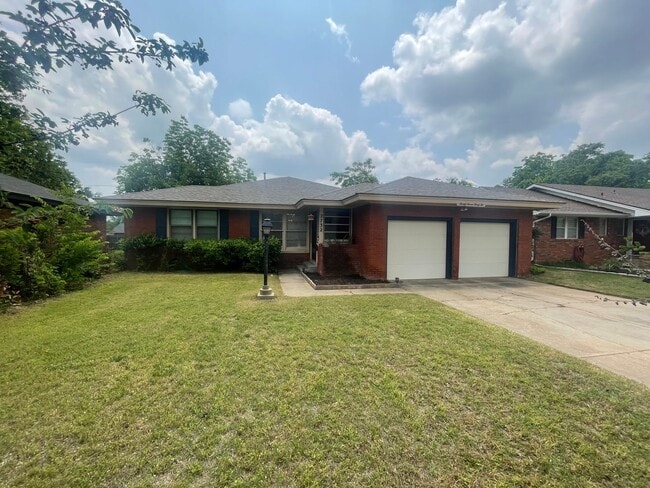 Primary Photo - 4 bed 2 bath 2 car, Great Character and st...