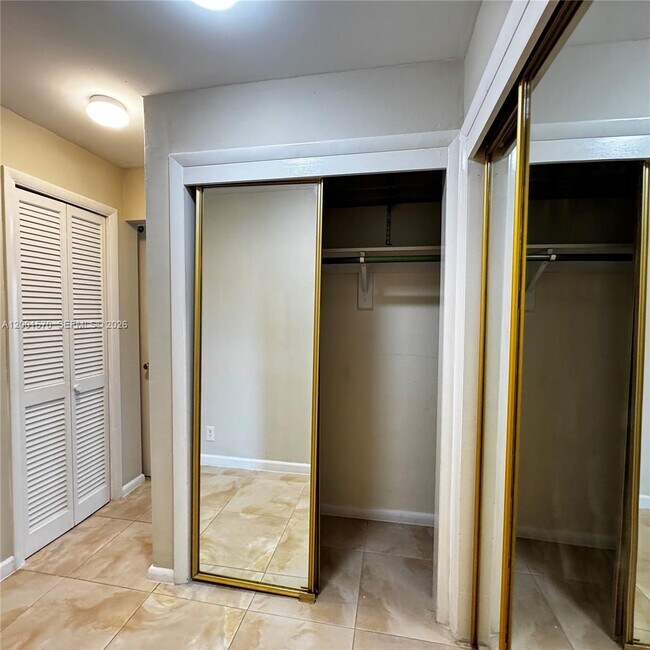 Building Photo - 215 SE 3rd Ave