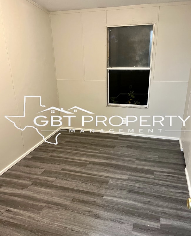 Building Photo - Spacious 3 bed 2 bath single wide on an oversized lot