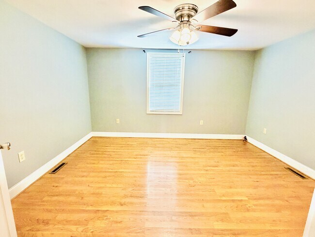 Building Photo - 715 Holland Ave