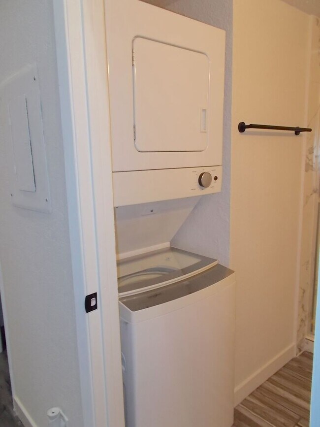 Building Photo - Upgraded 2nd-Floor Condo with Loft, Pool, ...