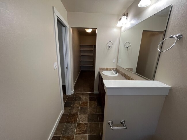 Building Photo - 589 W Ramsbrook St