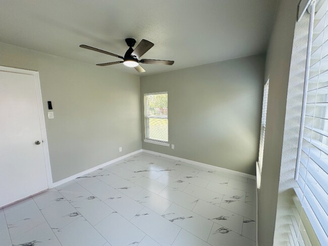 Building Photo - 2504 Avon Dr