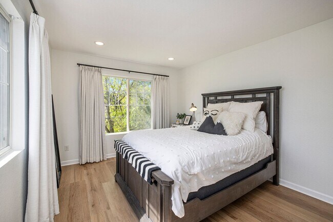 Building Photo - Gorgeous 5 Bedroom 4 Bathroom Single-Family Home in Lowry