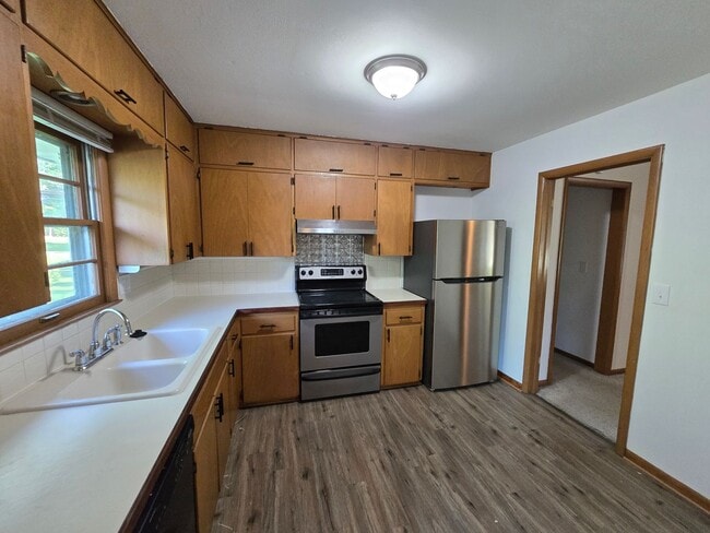 Building Photo - Beautiful 4 bedroom behind the Golf Coarse