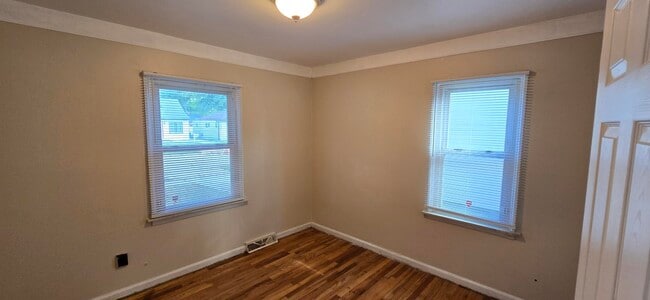 Building Photo - 4924 Hipp St