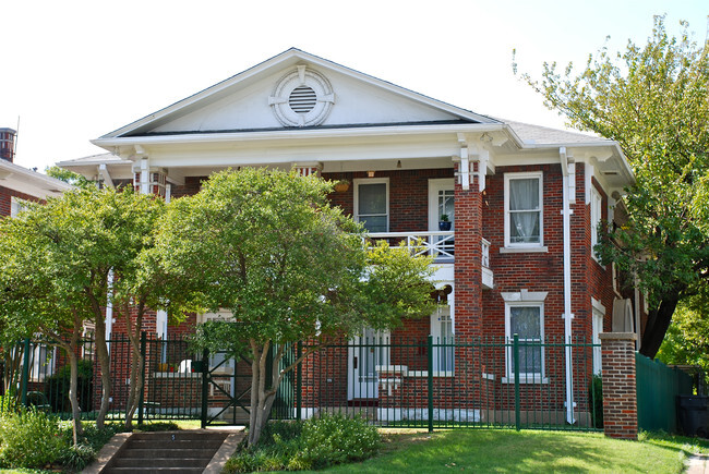 Building Photo - Bishop Court Apts