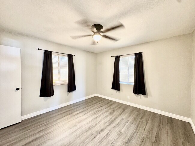 Building Photo - Adorable 3BD Vintage Henderson Home w/ Mod...