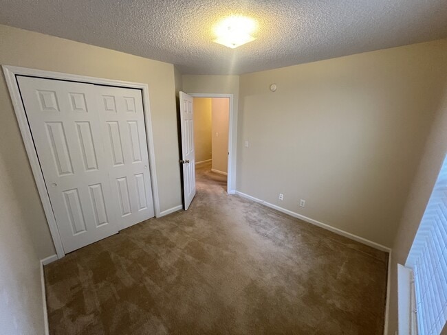 Building Photo - 204 Hawkridge Pl