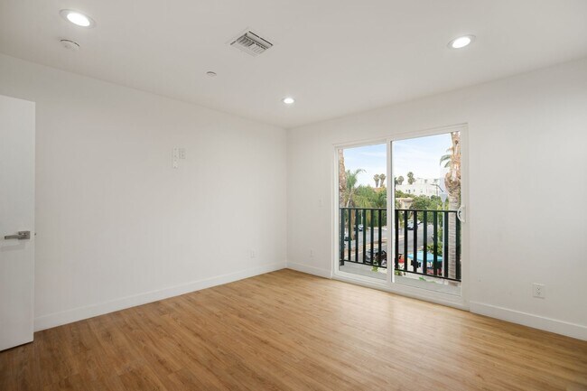 Building Photo - 443 Heliotrope Dr