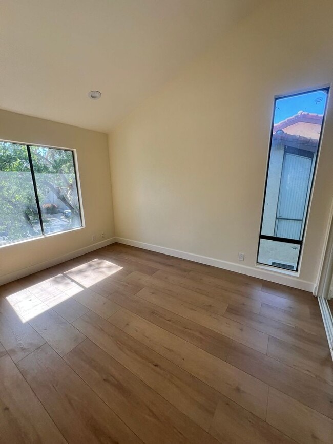 Building Photo - Thousand Oaks - 3 bedroom, 2.5 bath in the...