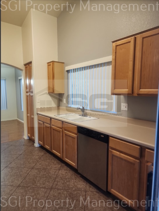 Building Photo - 2016 E Bluefield Ave