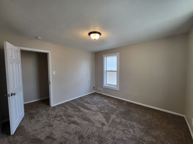 Building Photo - 3 Bedroom, 1 Bathroom Duplex with quick ac...