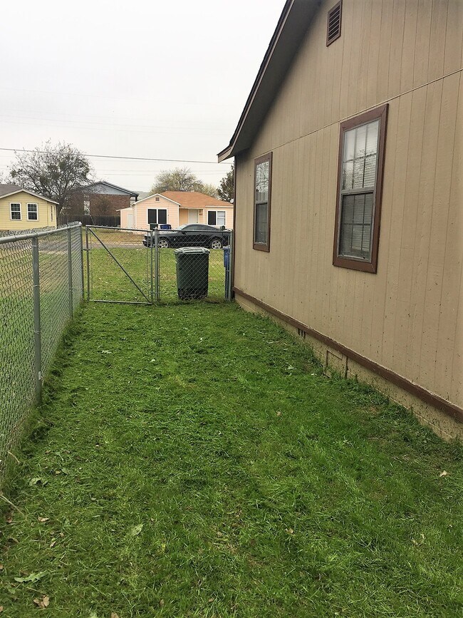 Building Photo - 406 N 2nd St