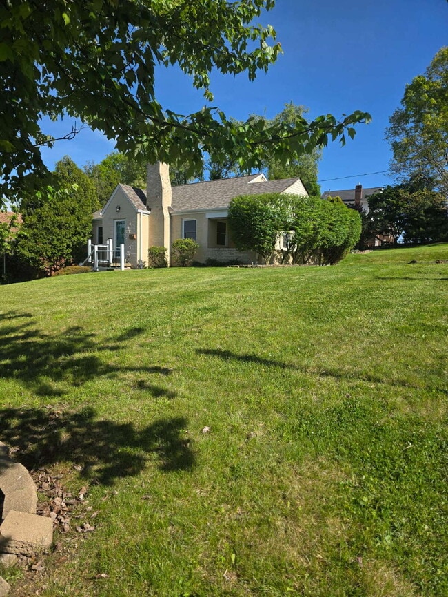Building Photo - 300 Maxwell Dr