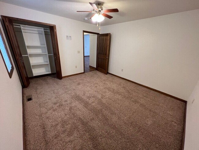 Building Photo - 409 S Broadway Ave