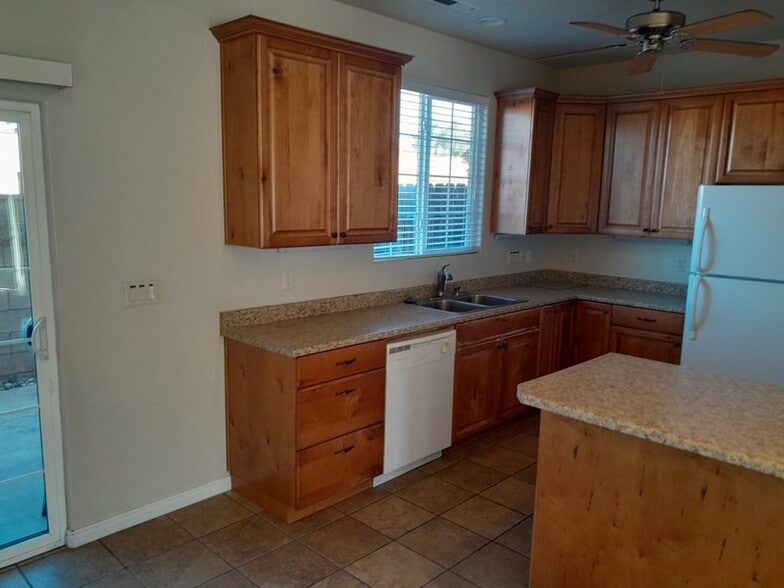 Building Photo - 1033 E 500 S