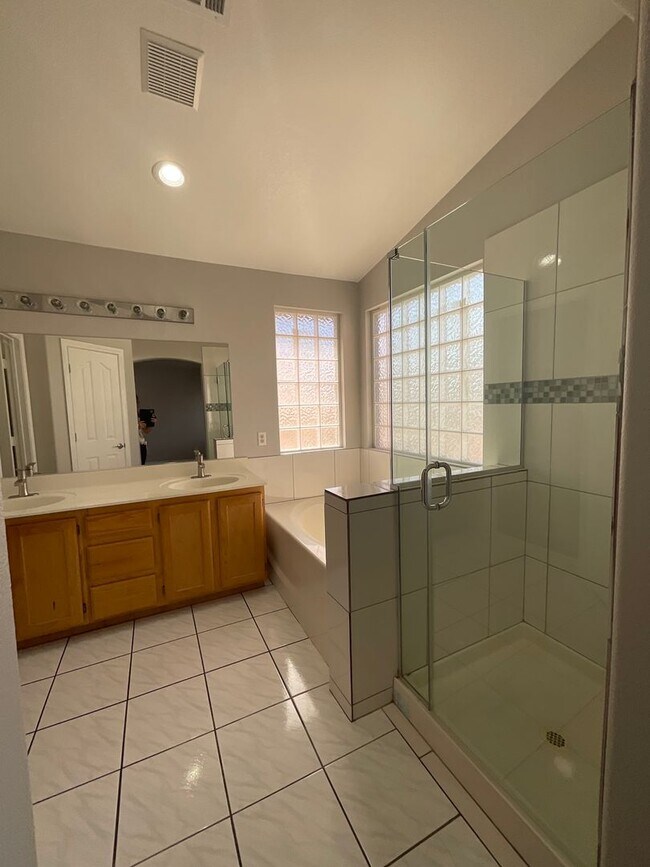 Building Photo - Nice 4br home, with 4th bedroom larger then the average, 3cg.