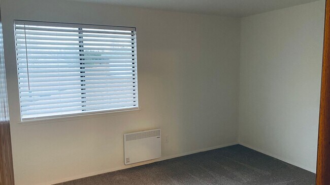 Building Photo - Cute and Quaint Updated Federal Way Condo