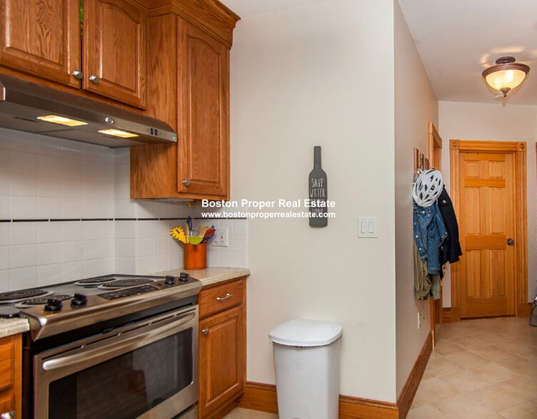 Building Photo - 137 Charles St