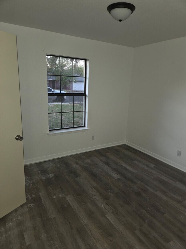 Building Photo - Beautifully Remodeled 4 Bedroom + Office H...