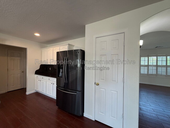 Building Photo - 6903 W Lawrence Ln