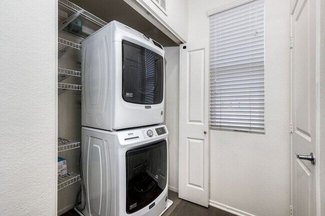 Building Photo - 3 bedroom and 4 bath home available in Otay Mesa