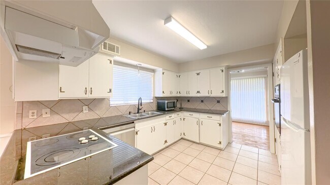 Building Photo - 3727 Woodvalley Dr